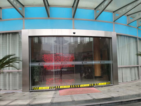 無框全?；⌒巫詣娱T